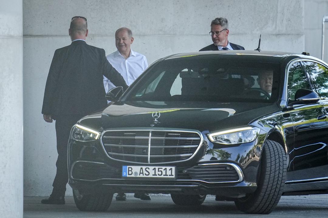 Kanzler Olaf Scholz kommt nach einem Treffen mit dem CDU-Vorsitzenden Friedrich Merz aus dem Bundeskanzleramt