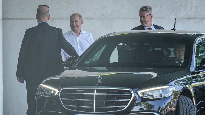 Kanzler Olaf Scholz kommt nach einem Treffen mit dem CDU-Vorsitzenden Friedrich Merz aus dem Bundeskanzleramt | Bild: dpa-Bildfunk/Kay Nietfeld Kanzler Olaf Scholz kommt nach einem Treffen mit dem CDU-Vorsitzenden Friedrich Merz aus dem Bundeskanzleramt