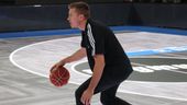Ex-Basketball-Nationalspieler Steffen Hamann dribbelt auf dem neuen LED-Glasboden im BMW Park | Bild:imago images/Beautiful Sports