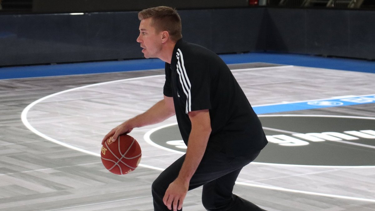 Ex-Basketball-Nationalspieler Steffen Hamann dribbelt auf dem neuen LED-Glasboden im BMW Park