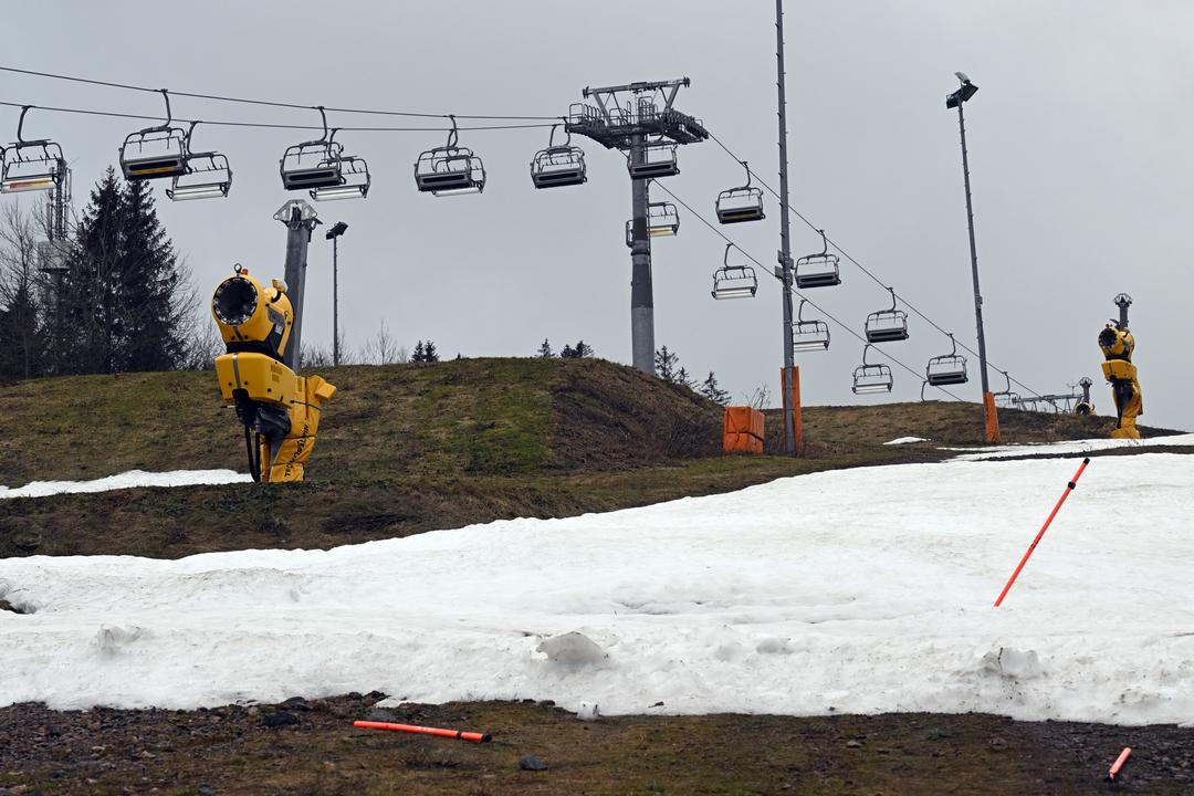 Ein Skilift außer Betrieb und nur Reste vom Schnee sind am Fallbachhang in Thüringen zu sehen. 