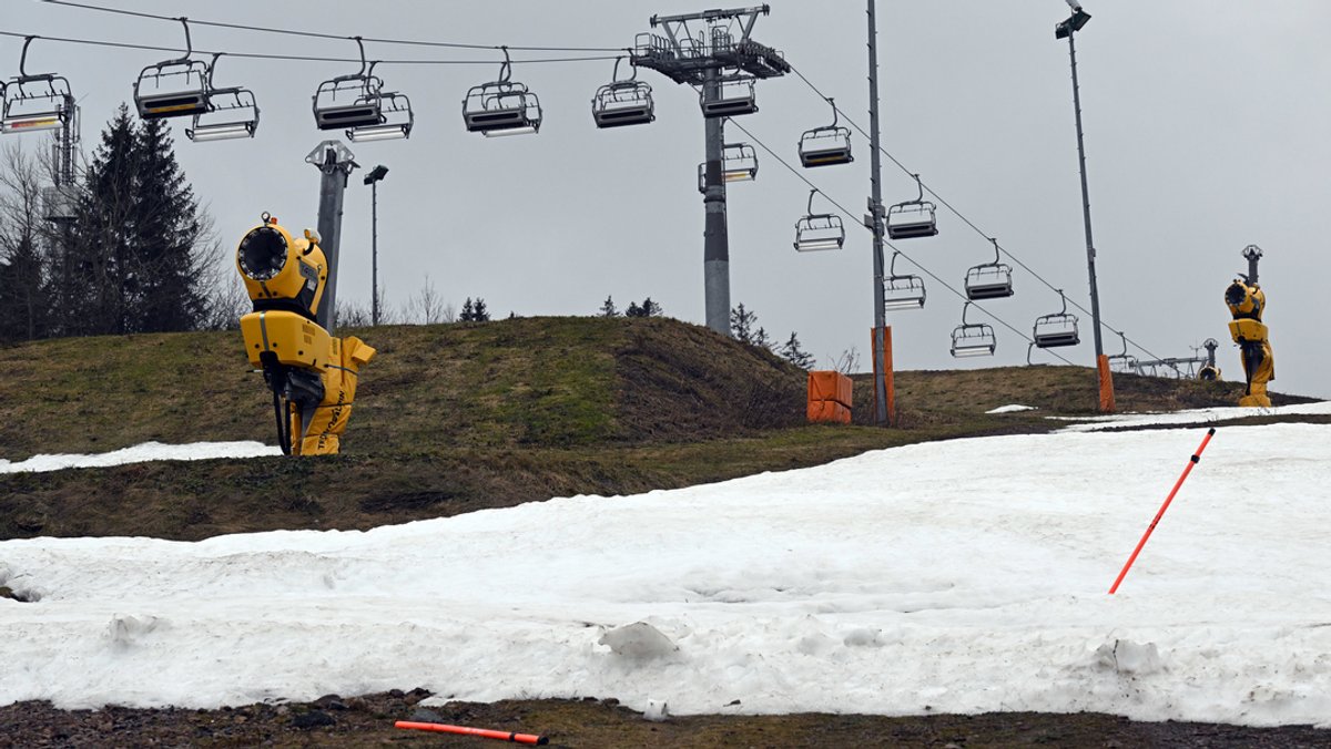 Ein Skilift außer Betrieb und nur Reste vom Schnee sind am Fallbachhang in Thüringen zu sehen. 