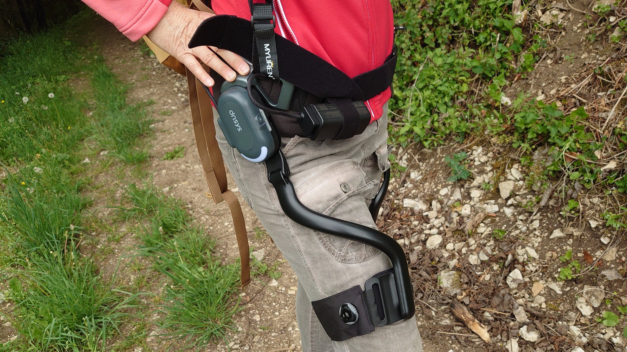 Ein Exoskelett am Bein unterstützt beim Wandern.