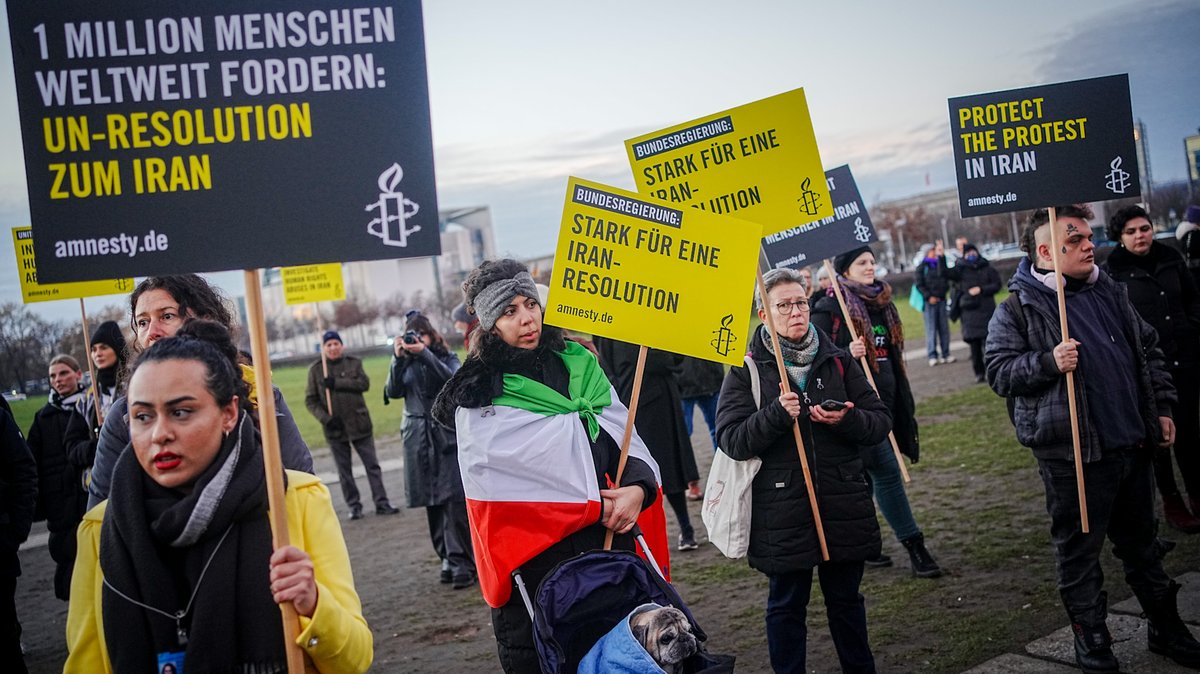 23.11.22: Vor dem Bundestag demonstrieren Menschen bei einer Solidaritätskundgebung von Amnesty International mit den Protestierenden im Iran.