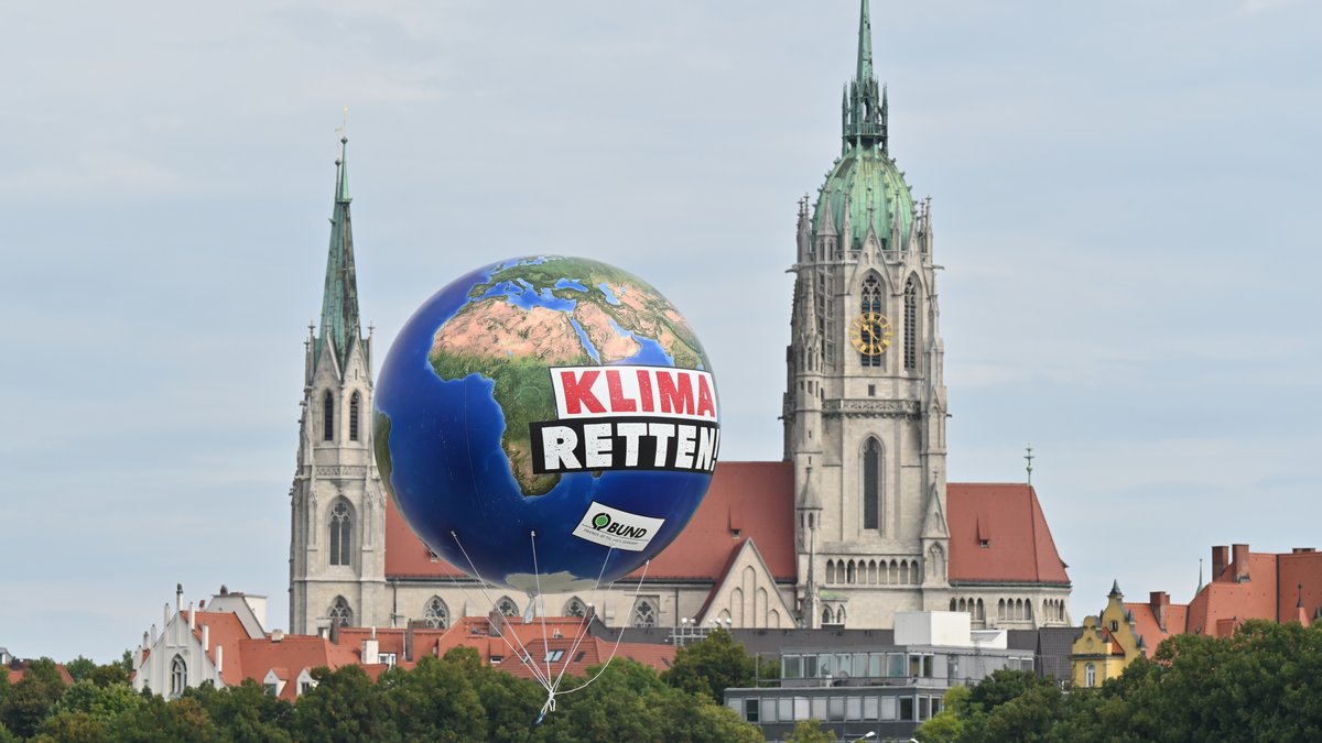 Archivbild: Ein Ballon mit der Aufschrift "Klima Retten" schwebt vor der Kirche Sankt Paul 2020 in München. 