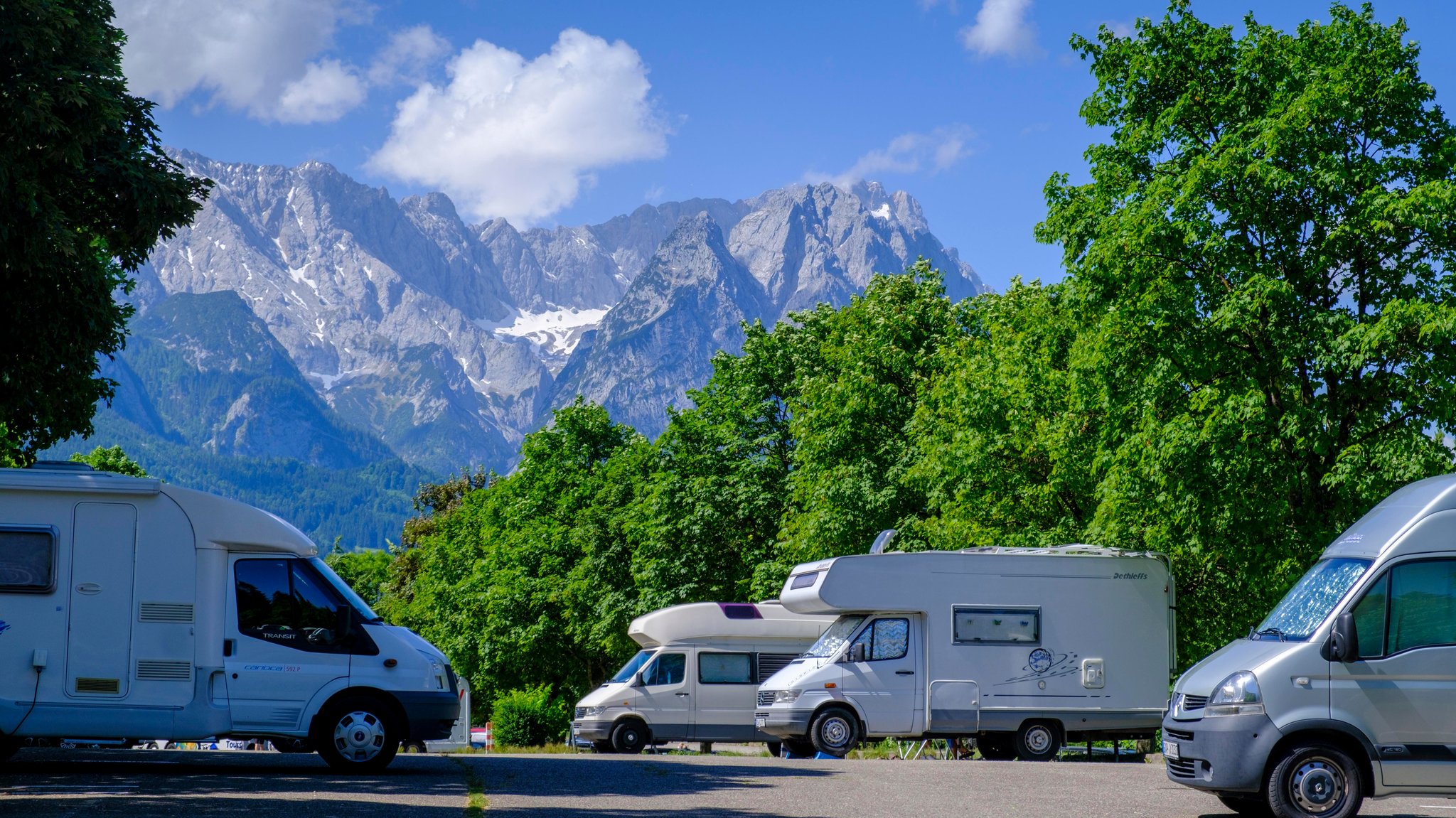 ARCHIV (20.06.2017): Wohnmobile bei der Wankbahn in Garmisch-Partenkirchen,