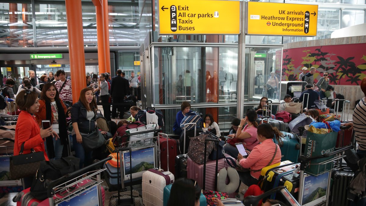 Passagiere stehen am 27.05.2017 mit ihrem Gepäck im Terminal 5 des Flughafen Heathrow, nachdem es durch einen Ausfall des IT-Systems bei British Airways zu Flugausfällen und Verspätungen kam. 
