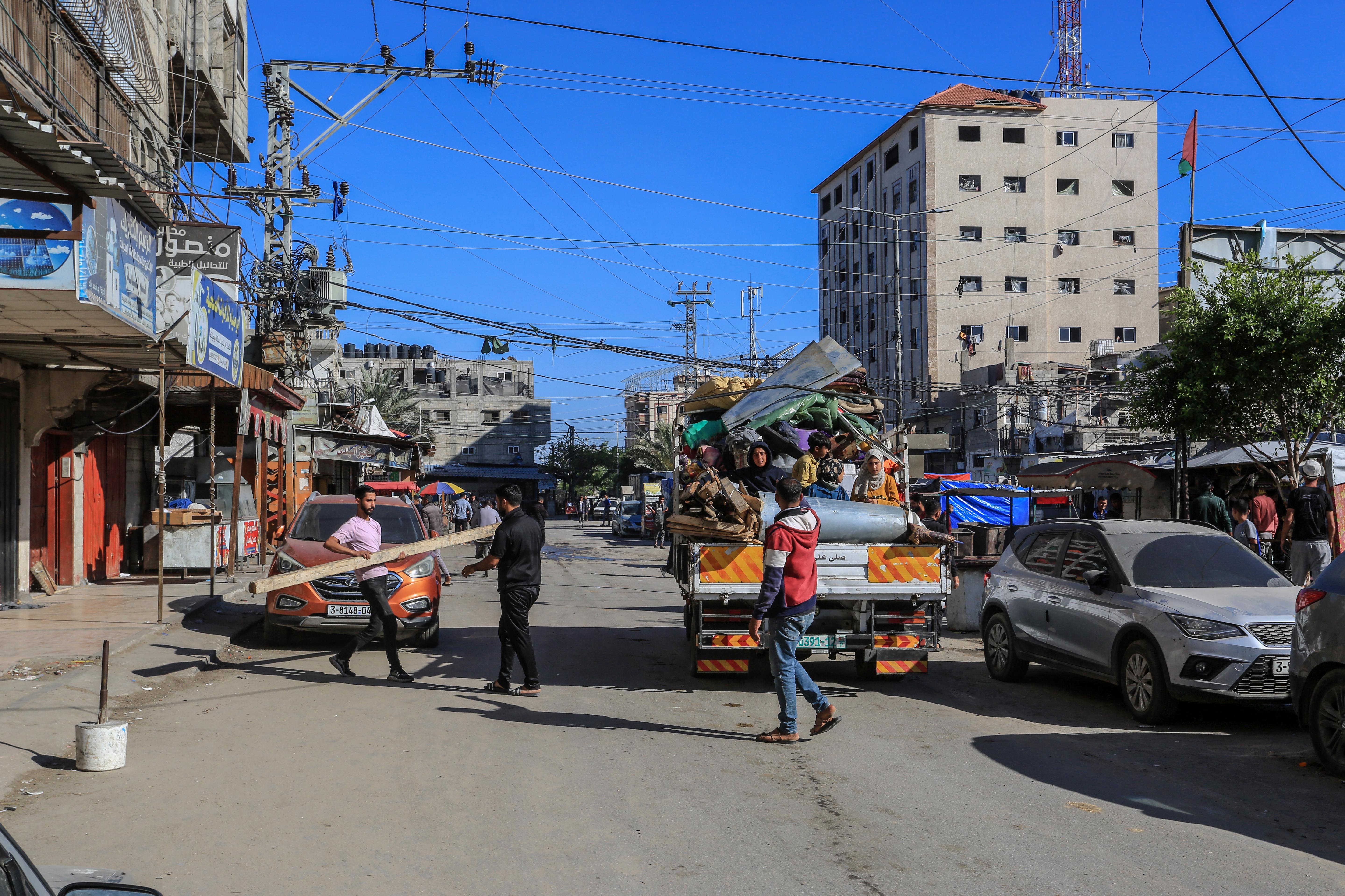 Rafah (Gaza), 08.05.24: Menschen mit ihren Sachen auf einem Transporter.