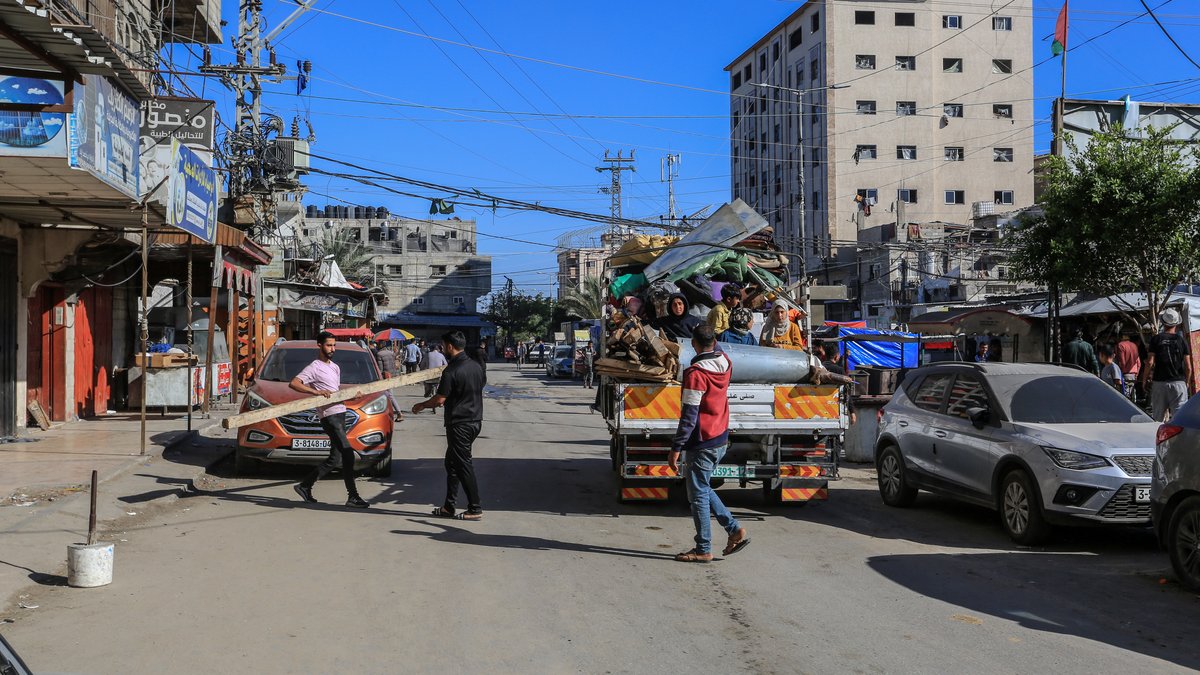 Rafah (Gaza), 08.05.24: Menschen mit ihren Sachen auf einem Transporter.