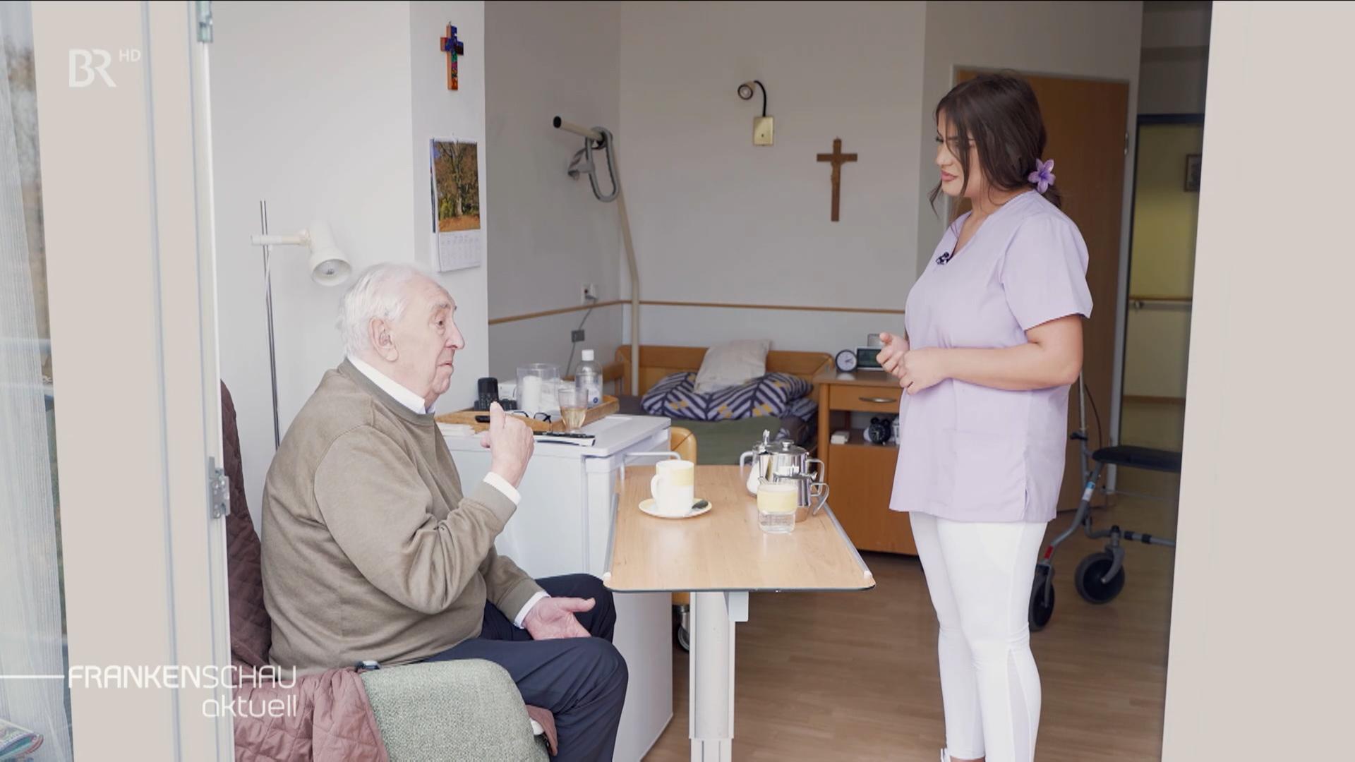 Auszubildende Pflegekraft im Seniorenheim.