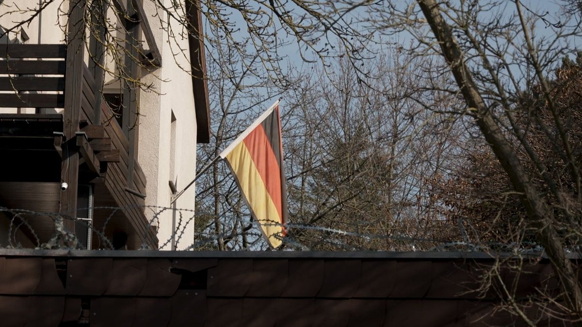 Am Verbindungshaus der Prager Burschenschaft Teutonia zu Würzburg weht eine Deutschlandfahne.