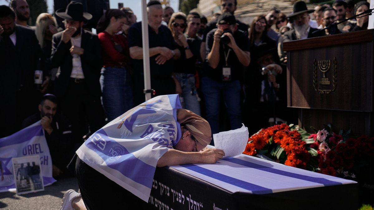 SYMBOLBILD: 19.10.2025, Israel, Jerusalem: Naomi Baruch trauert über dem Sarg ihres Sohnes Uriel Baruch, einer getöteten Geisel, deren Leiche im Rahmen eines Waffenstillstandsabkommens zwischen Israel und der Hamas aus dem Gazastreifen zurückgebracht wurde.
