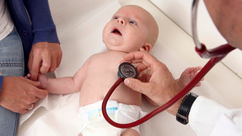 Untersuchung eines Säuglings beim Kinderarzt.