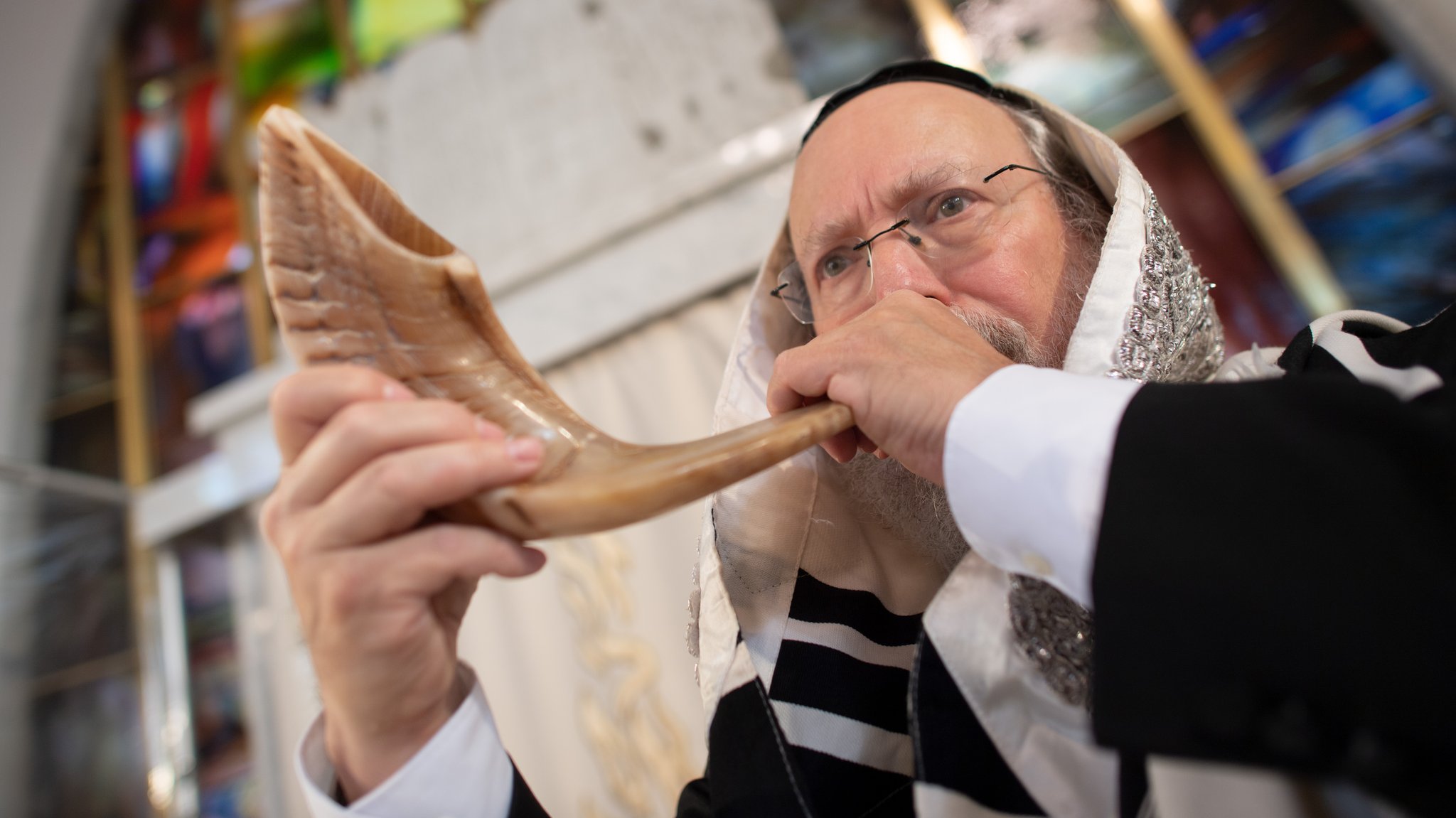 Oberrabbiner Raphael Evers von der Jüdischen Gemeinde in Düsseldorf bläst in das Schofar.