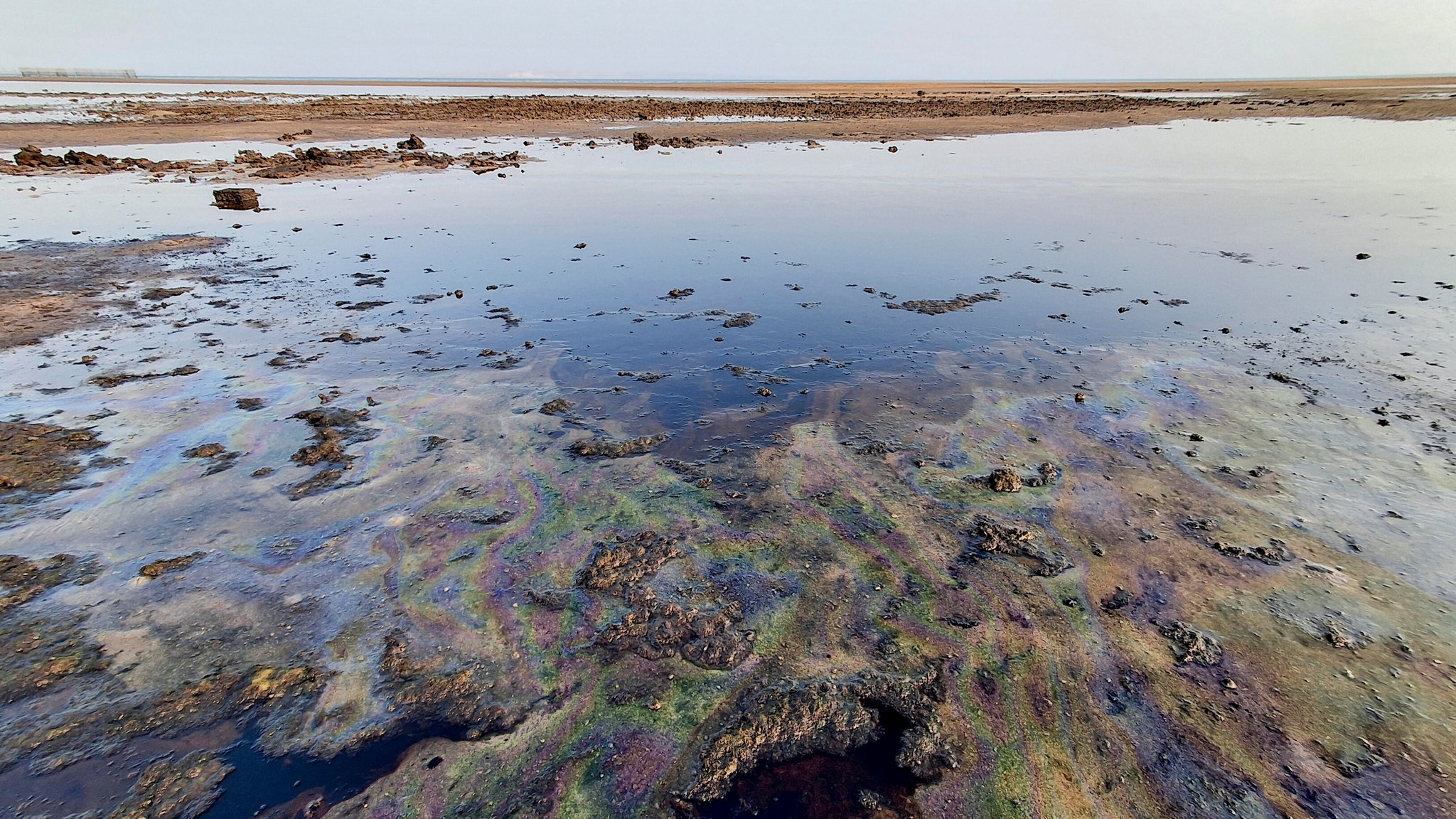 Ölteppich entlang der Südküste der iranischen Insel Gheschm (Aufnahme vom 13.8.2026) | Bild: picture alliance / Middle East Images | Sanaz Ölteppich entlang der Südküste der iranischen Insel Gheschm (Aufnahme vom 13.8.2026)