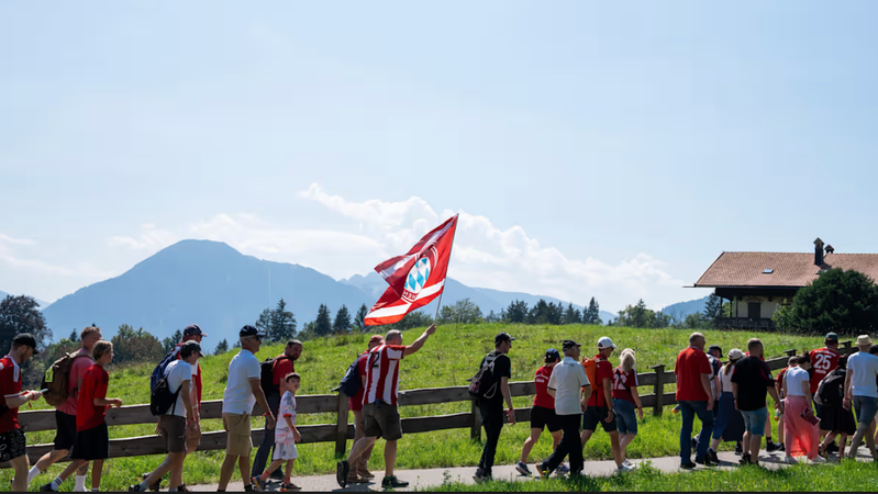 Fanmarsch FC Bayern am Tegernsee | Bild: FC Bayern Fanmarsch FC Bayern am Tegernsee