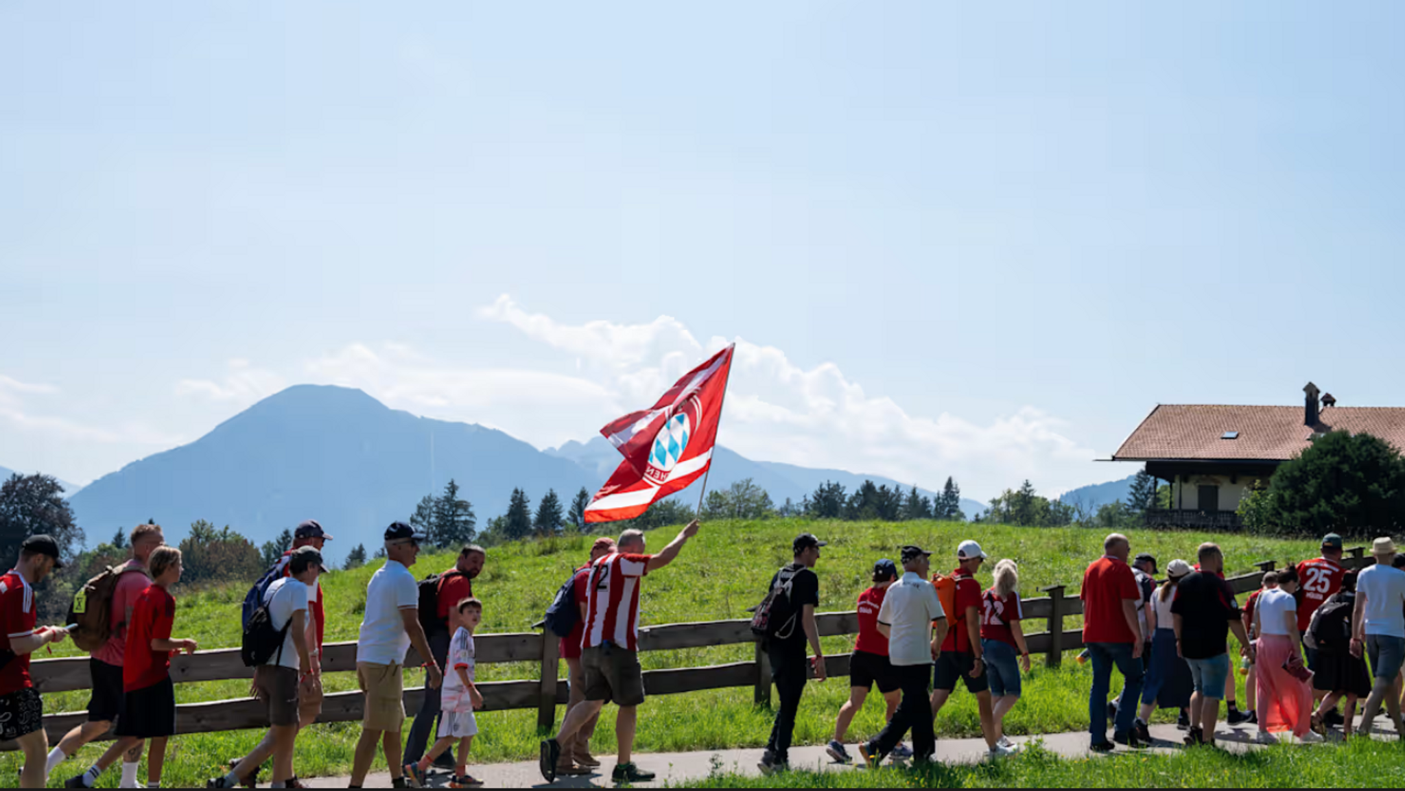 Nostalgie am Tegernsee: FC-Bayern-Fanmarsch zu 60 Jahre Aufstieg
