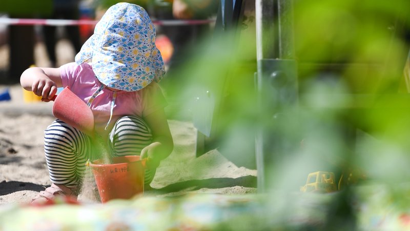 Ein Krippen-Kind spielt auf dem Spielplatz der Kita | Bild: picture alliance/dpa | Arne Dedert Ein Krippen-Kind spielt auf dem Spielplatz der Kita