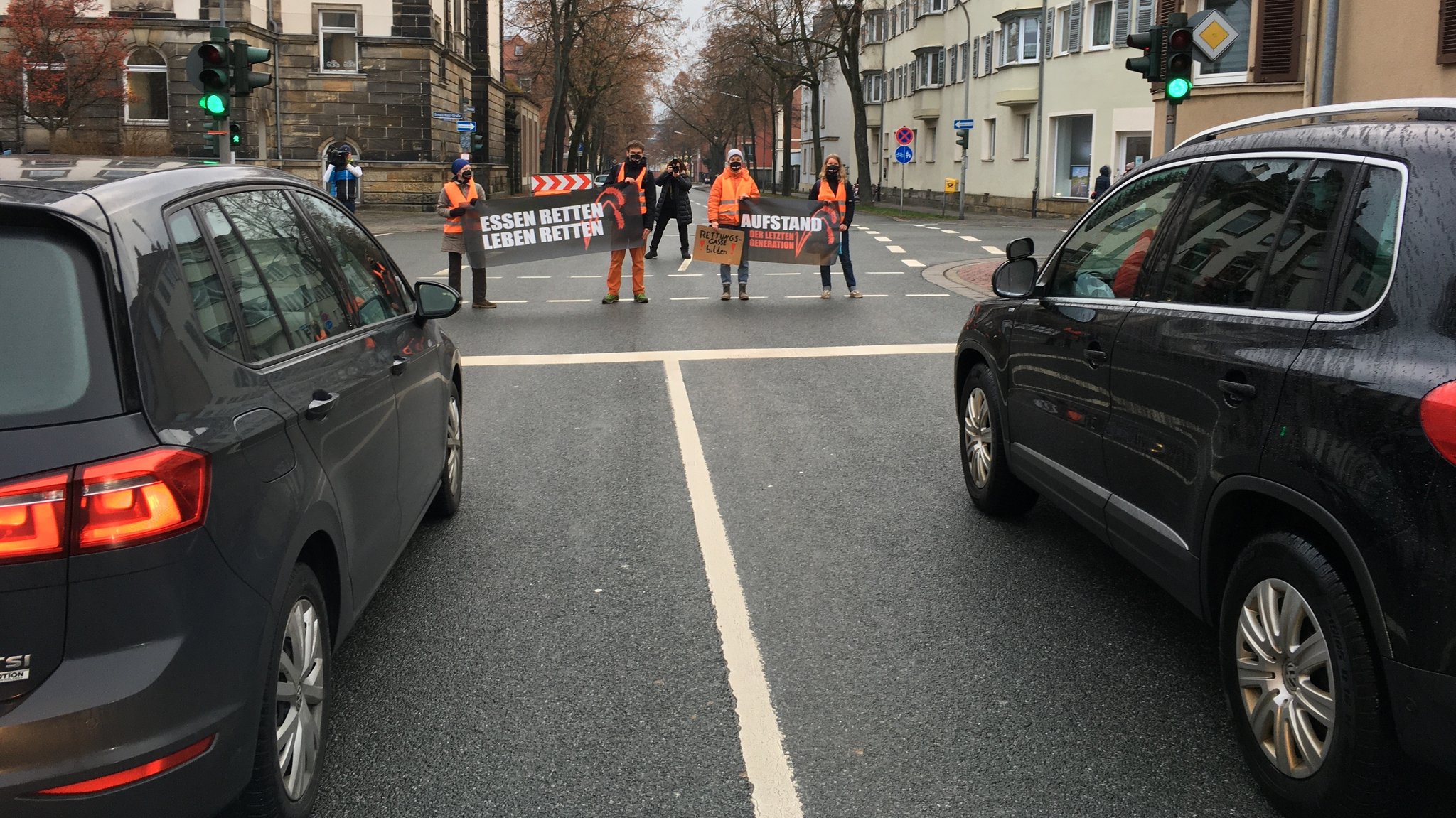 Gegen Lebensmittelverschwendung: Aktivisten blockieren Straße