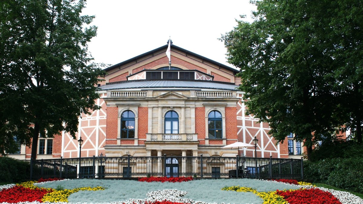 Sicht auf das Festspielhaus der Bayreuther Festspiele auf dem Grünen Hügel in Bayreuth.