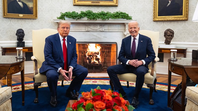 Mit Handschlag hat US-Präsident Biden seinen designierten Nachfolger Trump in Washington empfangen. | Bild: dpa-Bildfunk/Evan Vucci Mit Handschlag hat US-Präsident Biden seinen designierten Nachfolger Trump in Washington empfangen.