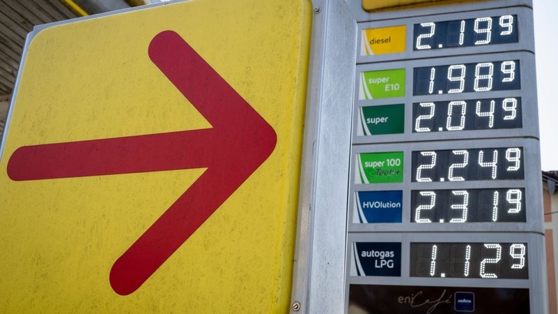 Benzinpreise stehen an der Anzeigetafel einer Tankstelle in der bayerischen Landeshauptstadt. | Bild: dpa-Bildfunk/Peter Kneffel Benzinpreise stehen an der Anzeigetafel einer Tankstelle in der bayerischen Landeshauptstadt.