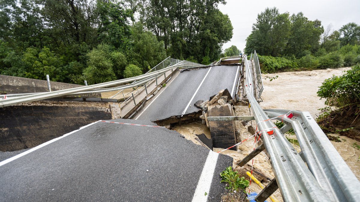 Eine Brücke im Dorf Dolsko in Ljubljana, Slowenien, die durch Überschwemmungen am 5.8.23 nach heftigen Regenfällen schwer beschädigt wurde.