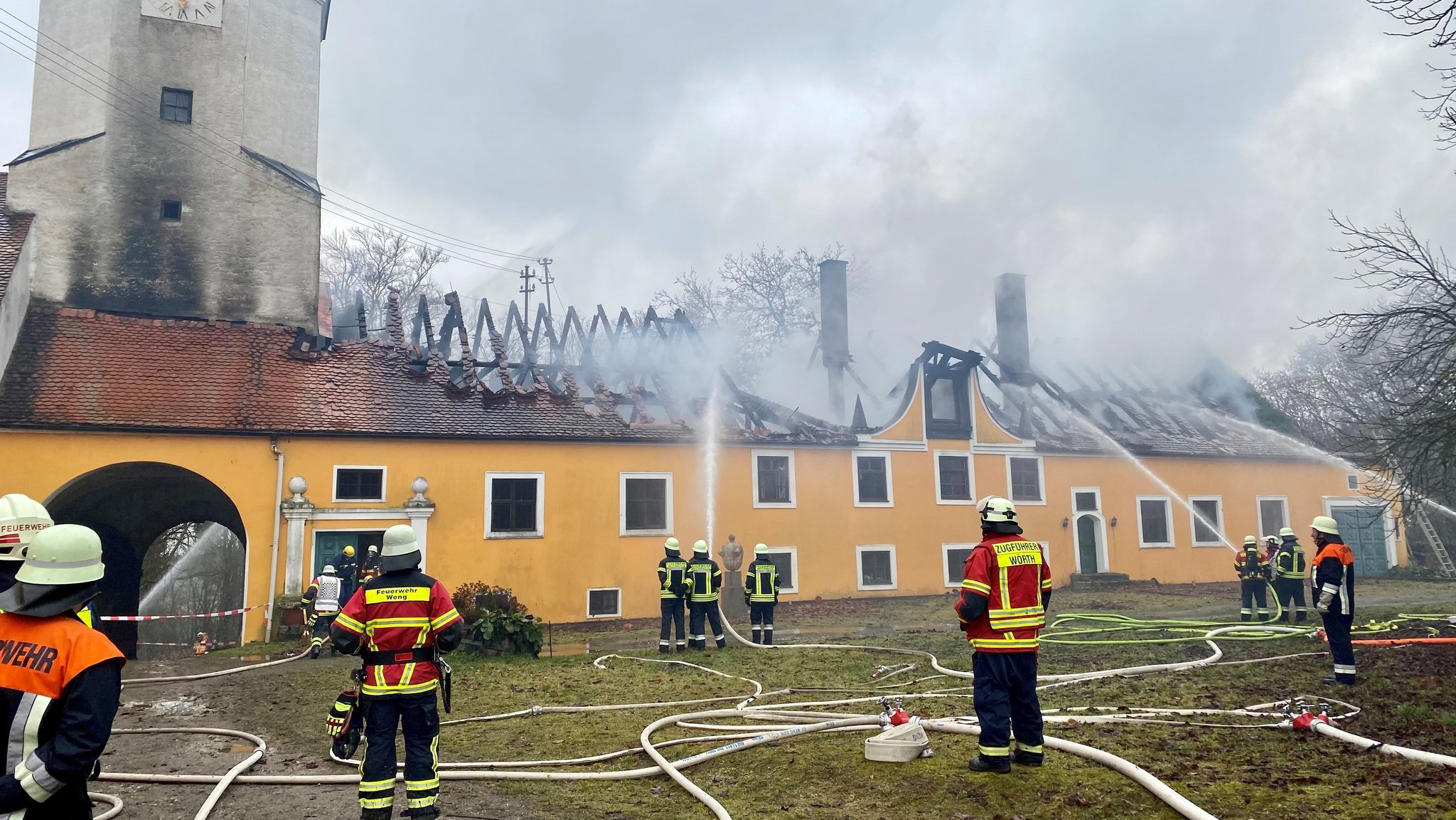 Die Feuerwehr bei den Löscharbeiten