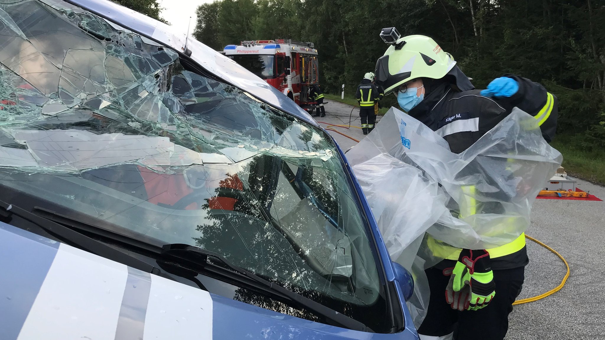 Eine Feuerwehrfrau aus Philippsreut bei einer Übung an einem Auto