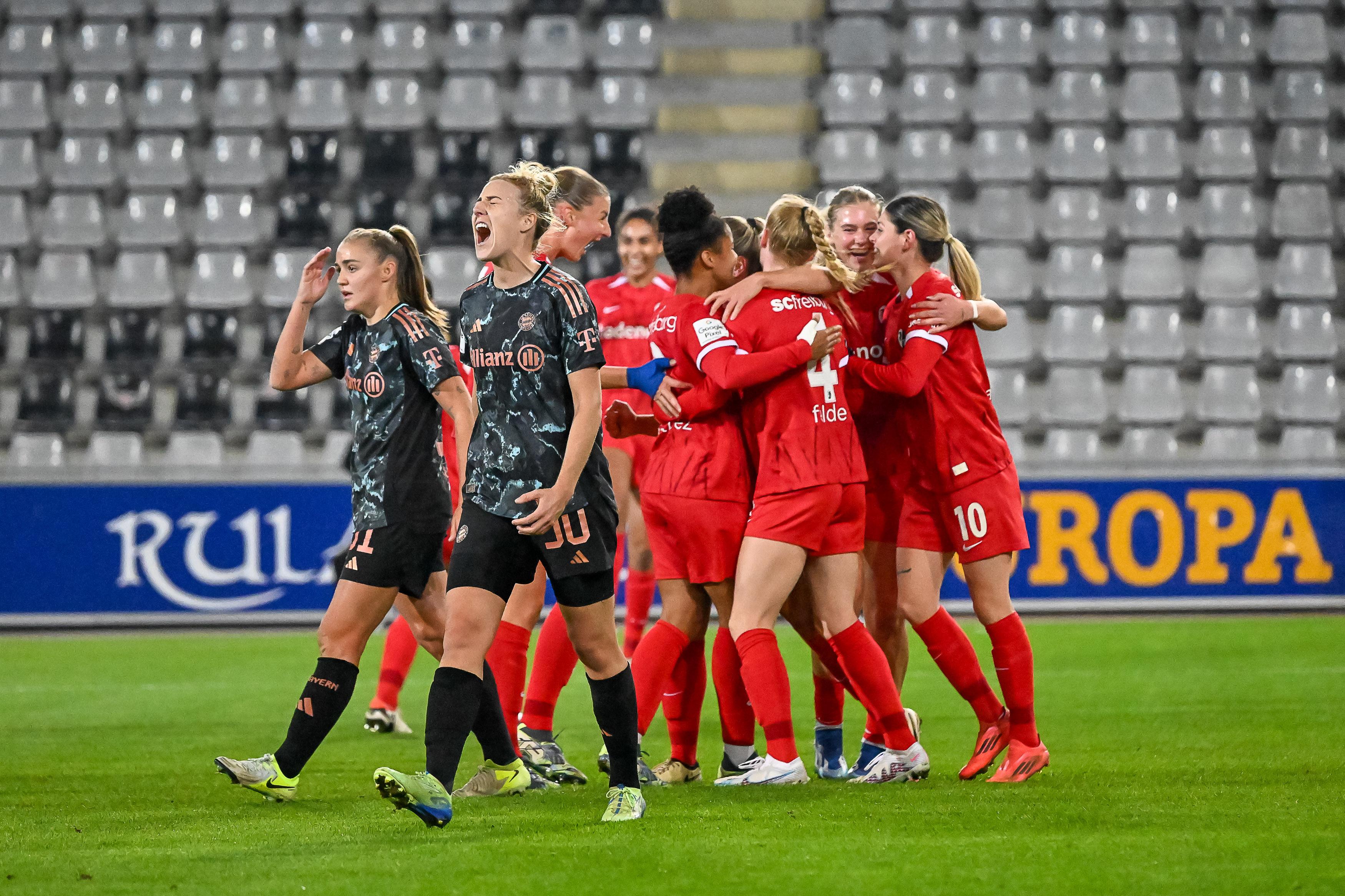 Frust bei Carolin Simon (vorne) und den FC Bayern Frauen