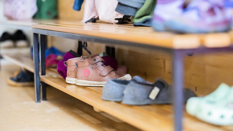 ARCHIV - 25.10.2023, Berlin: Das Schuhregal in einer Kita. | Bild: dpa-Bildfunk/Christoph Soeder ARCHIV - 25.10.2023, Berlin: Das Schuhregal in einer Kita.