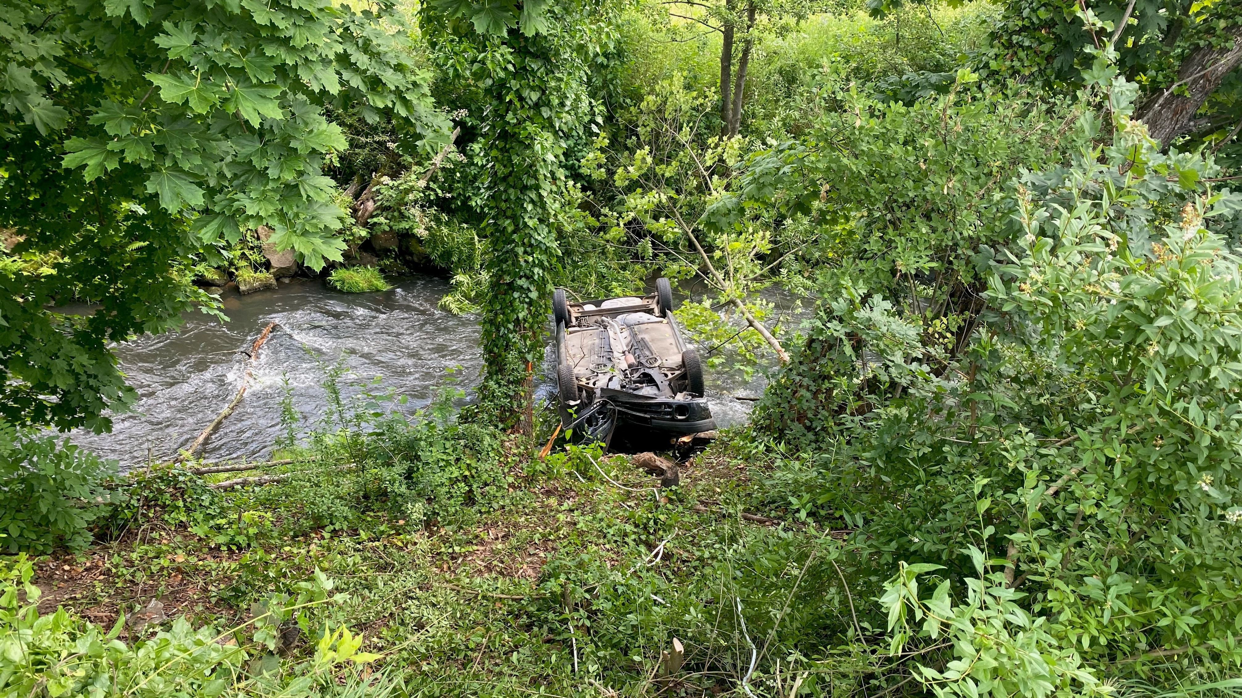 Auto Sturzt In Fluss Polizei Rettet Seniorin Vor Dem Ertrinken Br24