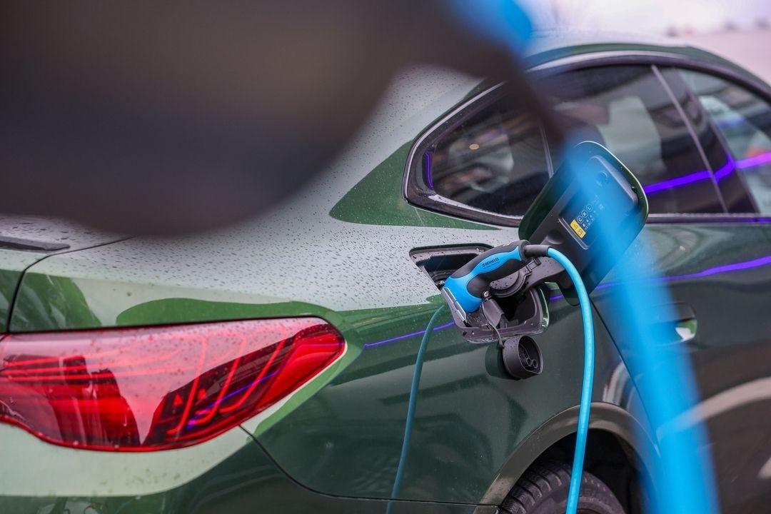 Elektroauto lädt an Ladesäule