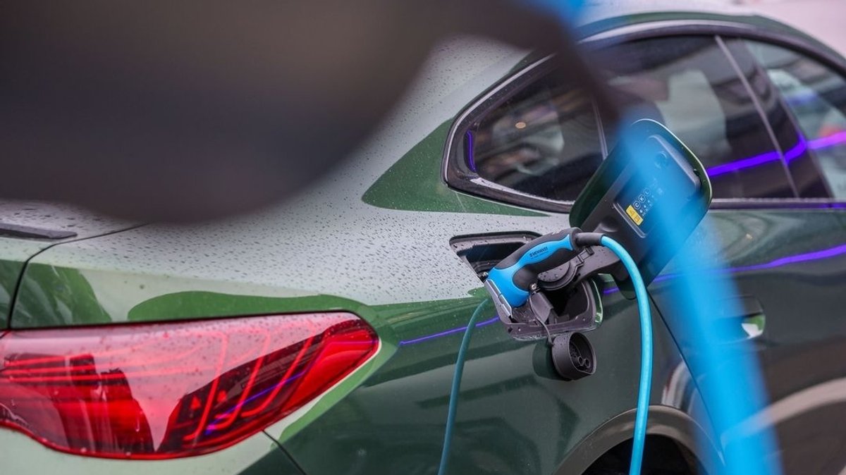 Elektroauto lädt an Ladesäule