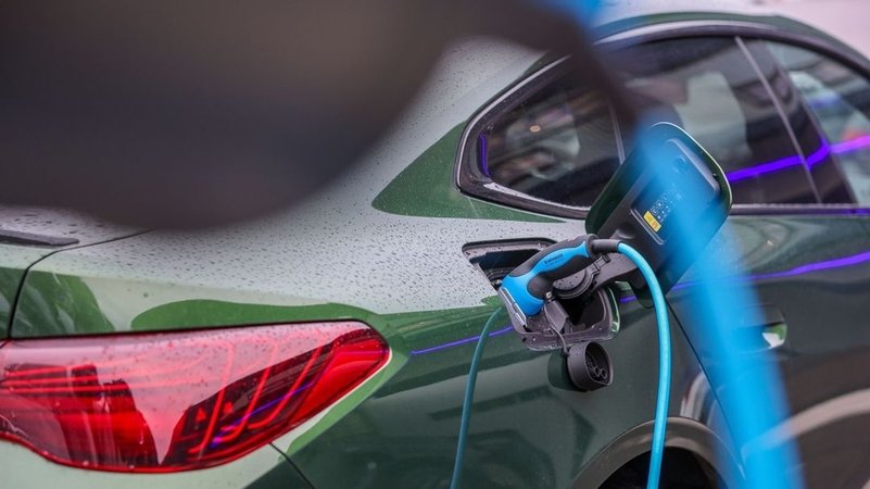 Elektroauto lädt an Ladesäule | Bild: dpa-Bildfunk/Jan Woitas Elektroauto lädt an Ladesäule