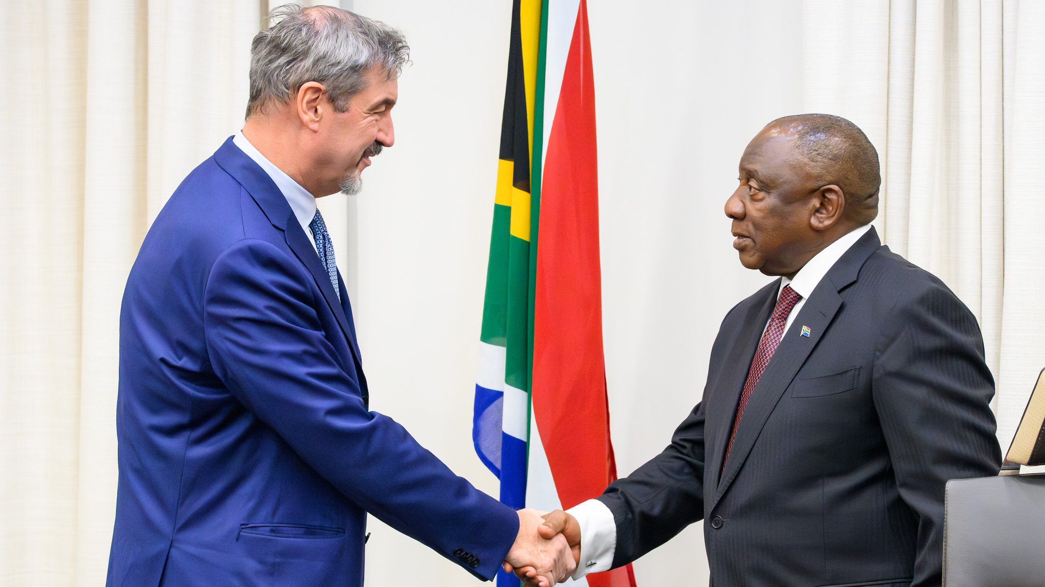 Markus Söder, (l, CSU) Ministerpräsident von Bayern, wird von Cyril Ramaphosa, Präsidenten der Republik Südafrika, empfangen. Söder unternimmt eine mehrtägige Reise nach Südafrika. | Bild: picture alliance/dpa/Staatskanzlei-Pool | Jörg Koch Markus Söder, (l, CSU) Ministerpräsident von Bayern, wird von Cyril Ramaphosa, Präsidenten der Republik Südafrika, empfangen. Söder unternimmt eine mehrtägige Reise nach Südafrika.