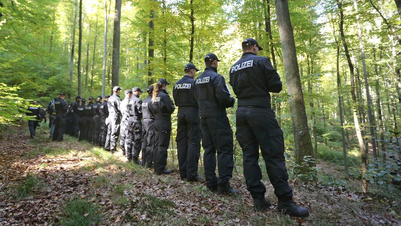 Symbolbild: Polizei bereitet sich auf Durchsuchung eines Waldstücks vor.