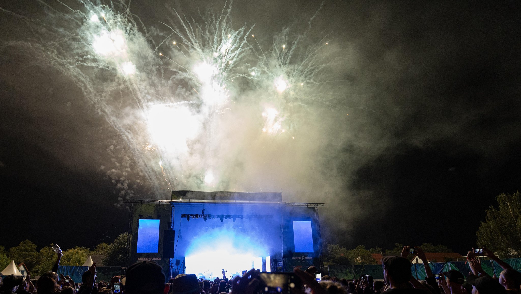 Feuerwerk über der Bühne: Die österreichische Musikgruppe Bilderbuch beim Green Juice Festival in Bonn.