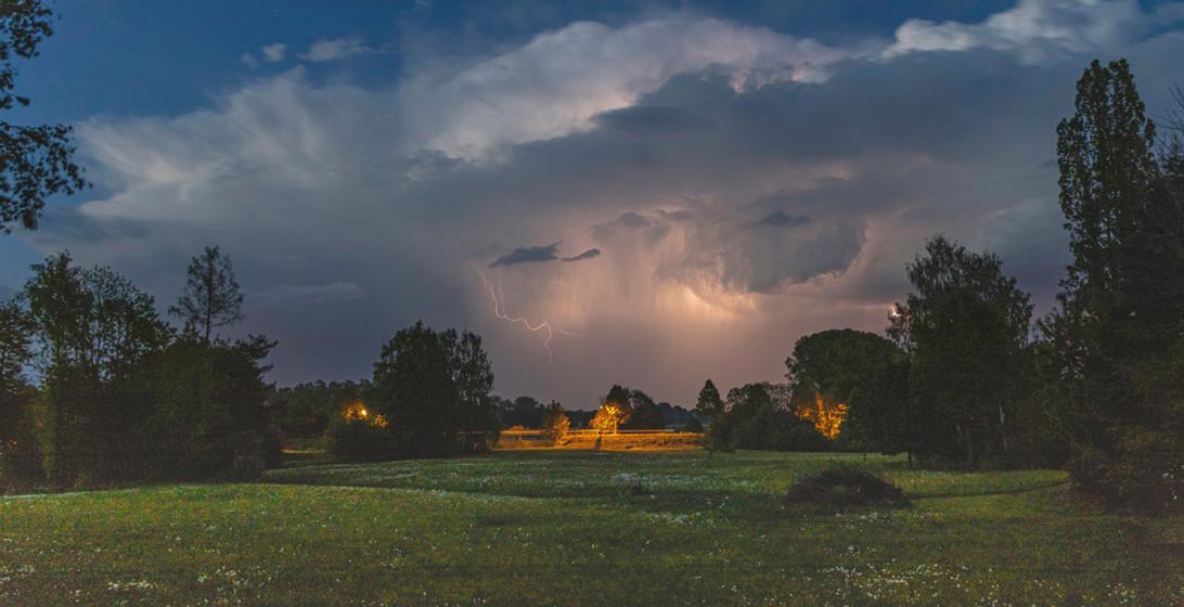 Gewitter: Blitz und Donner in Bayern im Isental. Ziehen dunkle Gewitterwolken am Himmel auf, kündigt sich oft ein Unwetter an. Auf Donner folgen Blitze. Regen, Wind und sogar Hagel begleiten ein Gewitter oft. Dennoch können Meteorologen Unwetter und Gewitter oft schlecht vorhersagen.  | Bild:picture alliance / blickwinkel/A. Hartl | A. Hartl