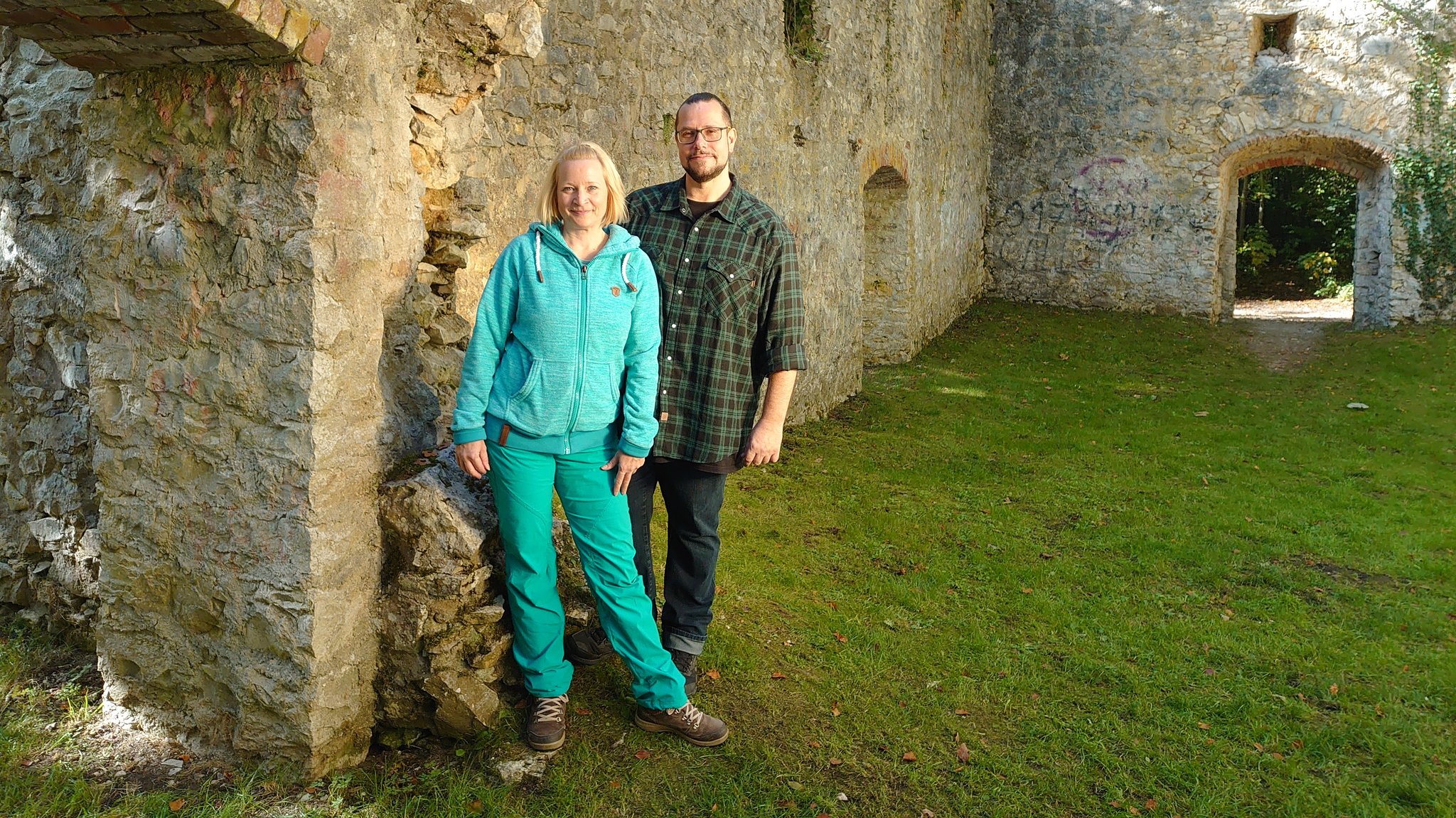 Die Buchautoren Simone und Alexander Pavel stehen in der Ruine der St. Ulrichskapelle auf dem Uhlberg.