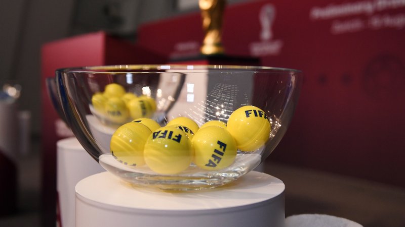 Lostopf der WM-Auslosung | Bild: picture alliance / Pressebildagentur ULMER Lostopf der WM-Auslosung