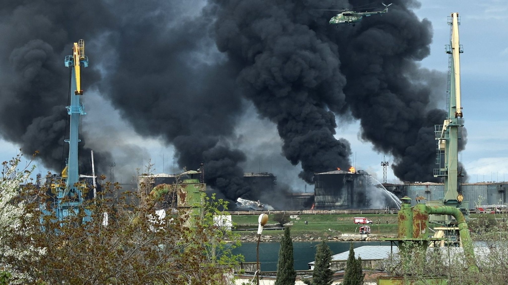 Im April 2023 brennt eine Raffinerie in Sewastopol auf der Krim