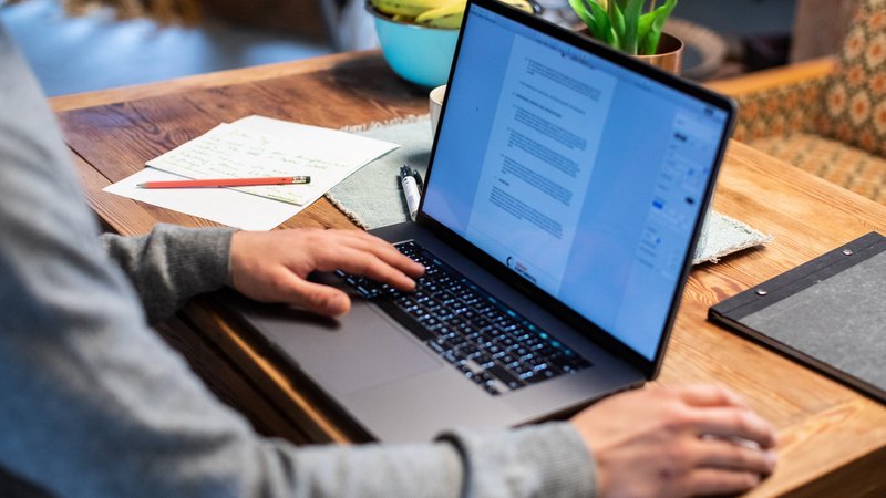Eine Person sitzt zu Hause am Laptop. | Bild: BR/Johanna Schlüter Eine Person sitzt zu Hause am Laptop.