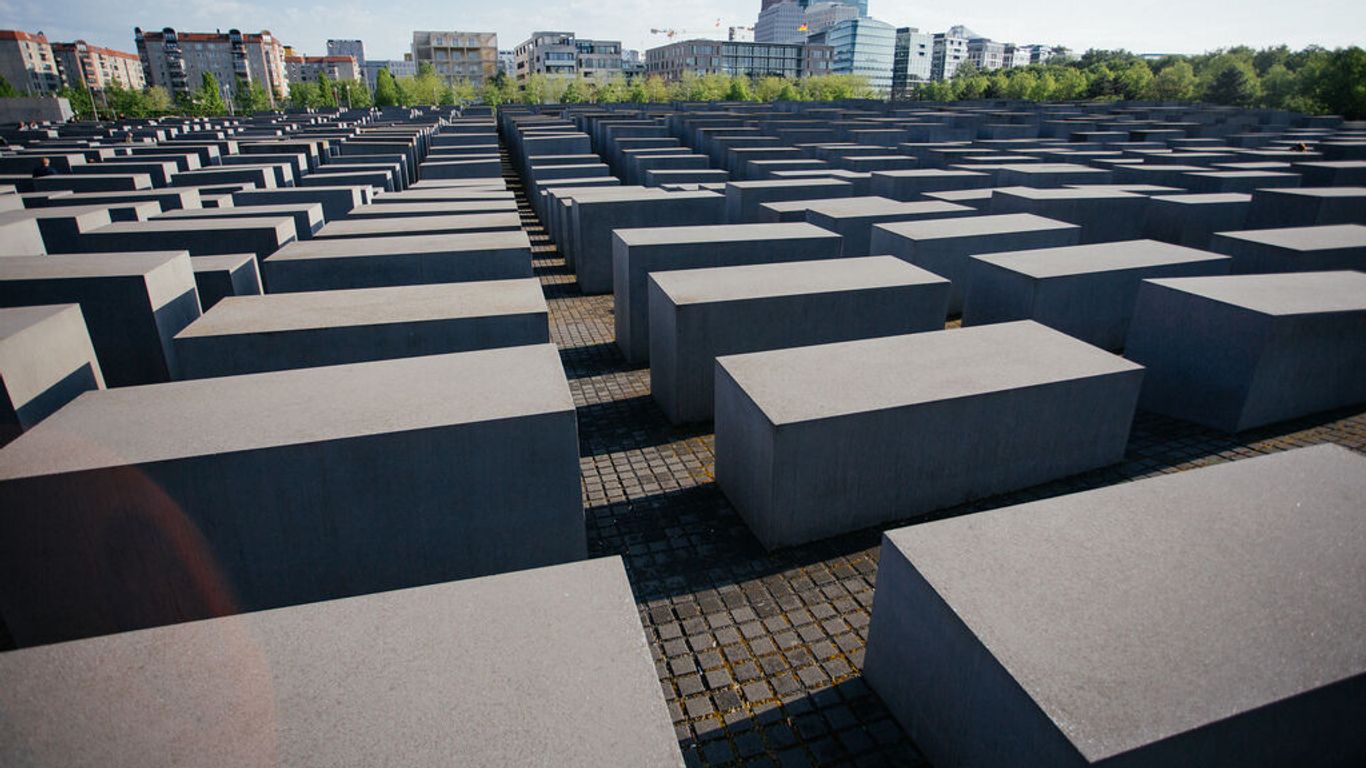 Das Denkmal des Künstlers Peter Eisenman für die ermordeten Juden Europas in Berlin.
