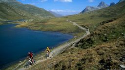 Alpenüberquerung mit dem Mountainbike | Bild:picture alliance / imageBROKER | Norbert Eisele-Hein