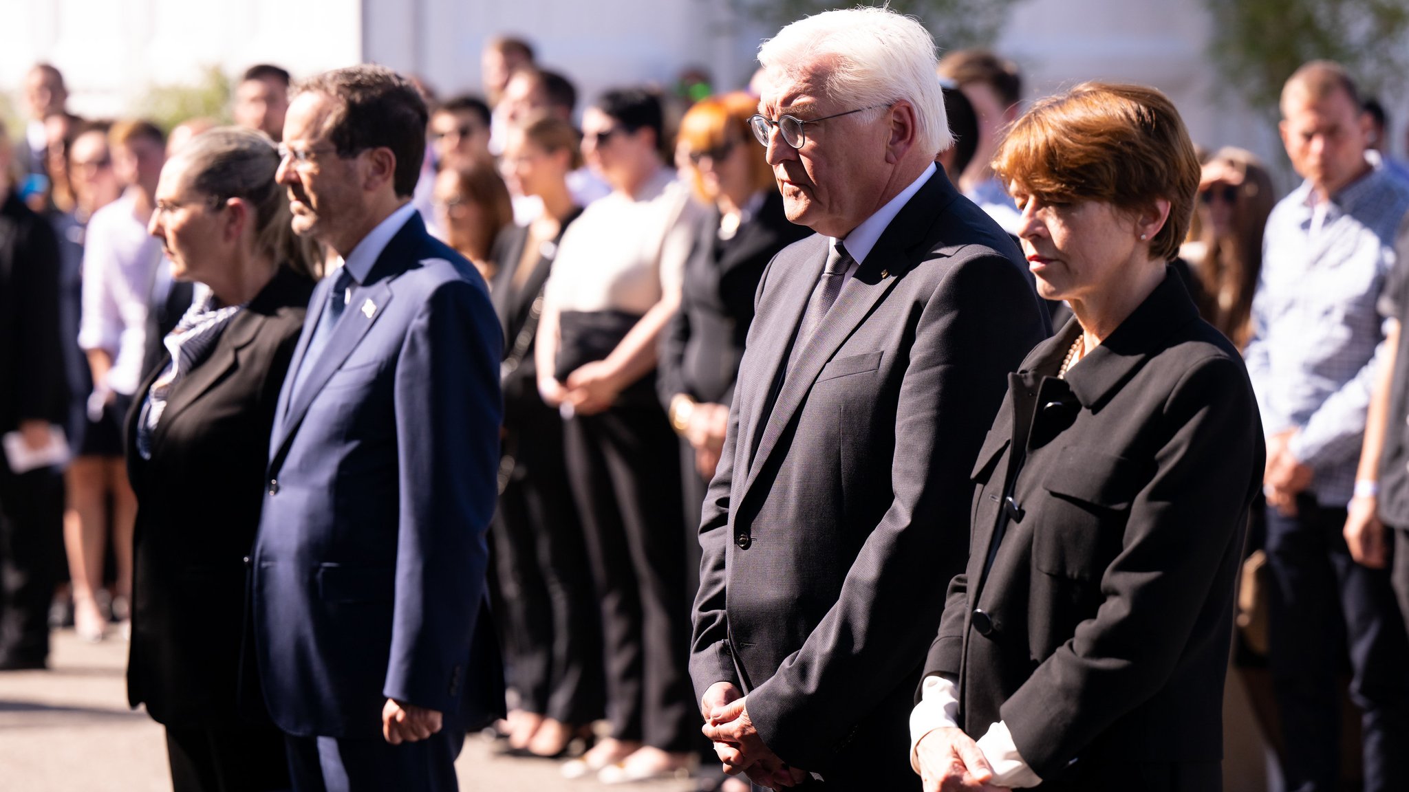 Gedenken in Fürstenfeldbruck: Der Präsident Israels Jitzchak Herzog und der Präsident Deutschland Frank-Walter-Steinmeier neben ihren Partnerinnen