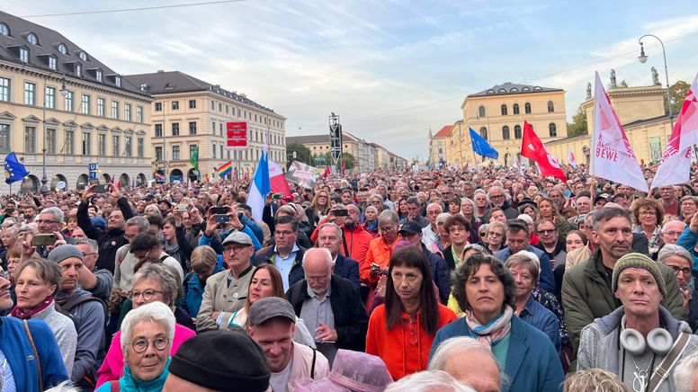 Vier Tage vor der Bayerischen Landtagswahl haben am Münchner Odeonsplatz mehrere zehntausend Menschen demonstriert.  | Bild:BR / Alisa Schröter