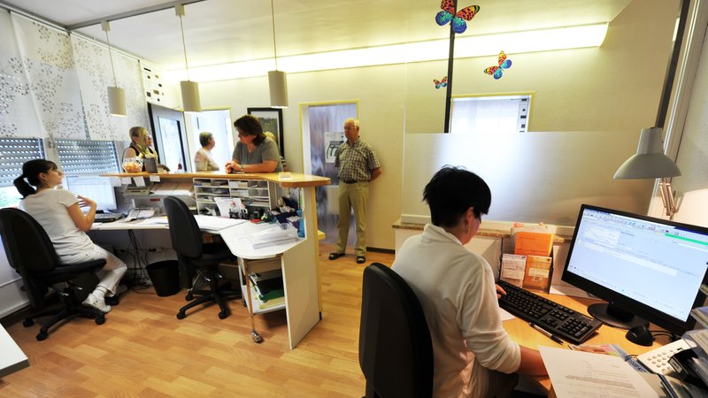 Anmeldebereich einer Arztpraxis. | Bild: picture alliance / Klaus Rose, dpa | Klaus Rose Anmeldebereich einer Arztpraxis.