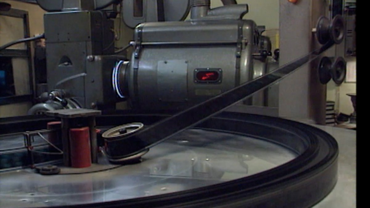 Eine Filmrolle läuft auf einem Projektor ab bei dem Internationalem Filmwochenende in Würzburg.