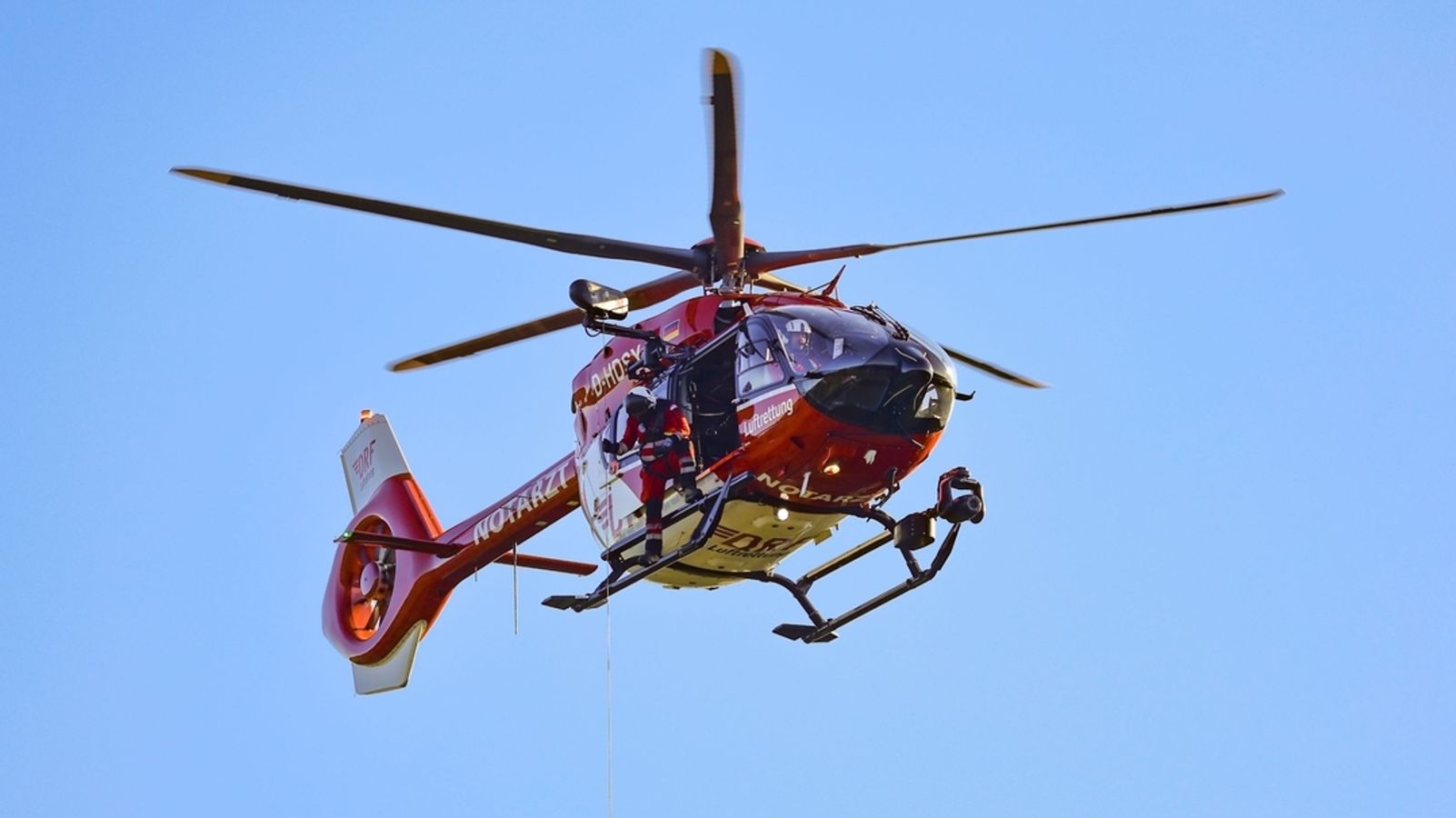 One dead, four seriously injured: Car crashes into tree at night